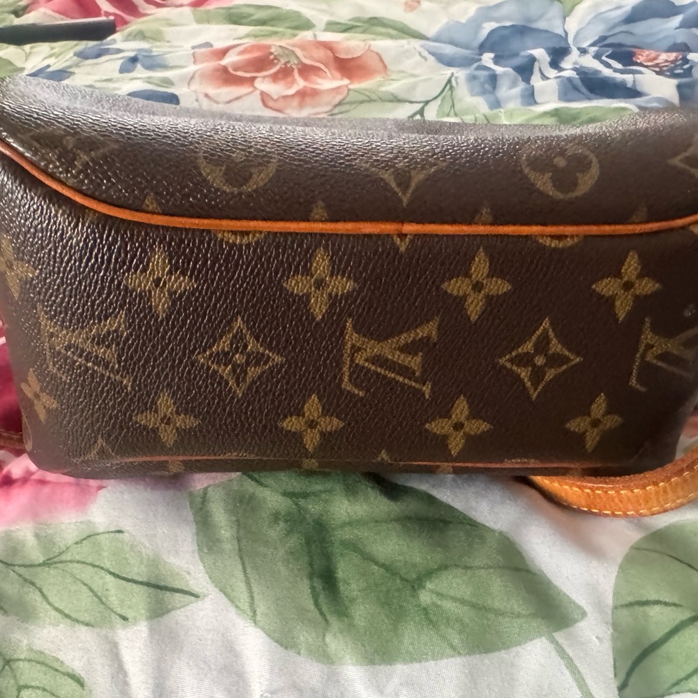Louis Vuitton Monogram Crossbody Bag in Brown and Tan - Picture 16 of 16